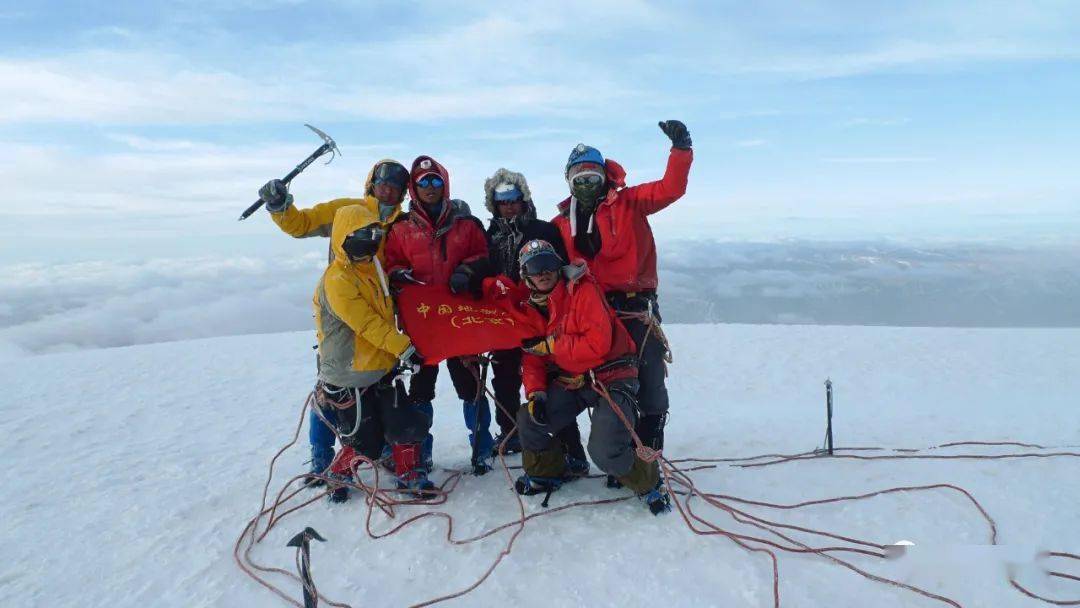 新兴龙山翔顺温泉度假村_翔龙山登顶可以做几次_新兴龙山翔顺大酒店