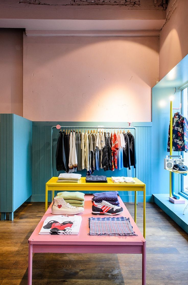 韩国服装店的装修样板_精品装修服装韩国店图片高清_韩国精品服装店装修图片